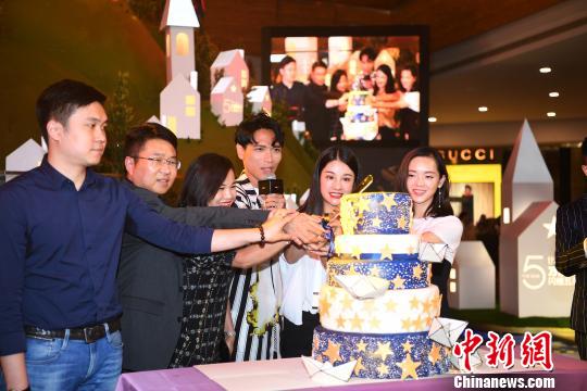 图为杨宗纬与粉丝互动。　俞靖　摄