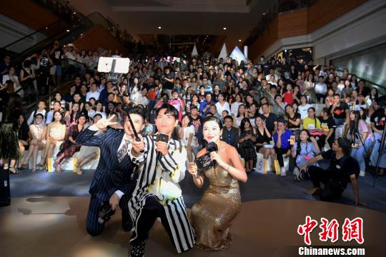 图为杨宗纬与粉丝自拍留影。　俞靖　摄