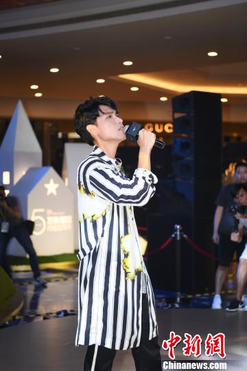 杨宗纬深情献唱《空白格》。　俞靖　摄