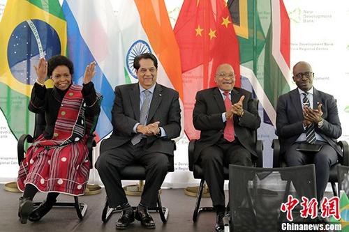 资料图：金砖国家新开发银行非洲区域中心在约翰内斯堡正式成立。南非总统祖马（右二）和财政部长吉加巴（右一）、外交部长马沙巴内（左一）、科技部长潘多等多位内阁部长、副部长，新开发银行行长卡马特（左二）、副行长祝宪等参加了相关活动。 <a target='_blank' href='http://www.chinanews.com/' _fcksavedurl='http://www.chinanews.com/'></table>中新社</a>记者 宋方灿 摄