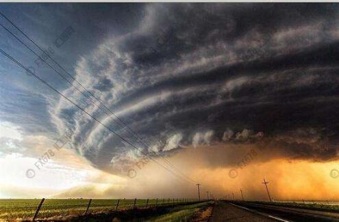 Petromatrix咨询公司的Olivier Jakob表示：“哈维飓风对于原油而言是利空的，投机者一度大幅抛售原油；但现在哈维的前锋置位开始反转。