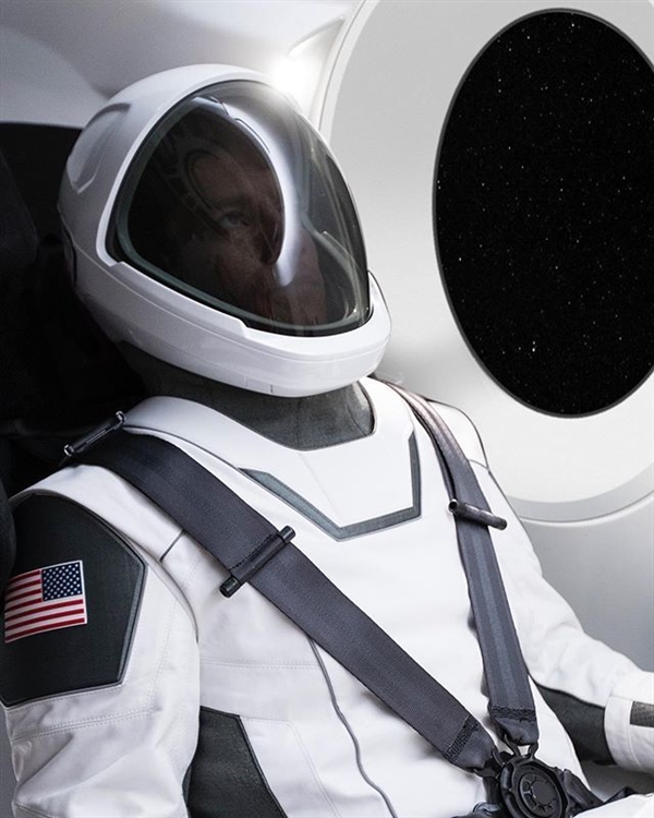 马斯克晒SpaceX太空服全身照：黑白配超酷