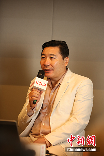 12日,798艺术区创始人王彦伶出席画廊周北京新闻发布会。主办方供图