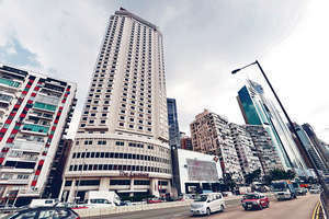 本年6月，文华东方国际表示，研究放售铜锣湾告士打道怡东酒店全幢，据了解，业主为物业进行招标，并委托多间测量师行协助，项目于日前截标。市场人士透露，合共3组财团入标竞投，个别财团出价约270亿元，贴近业主意向价。