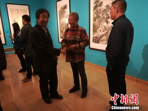 资料图：此前，“问道--杨华山书画作品展”在中国美术馆开幕。杨华山(中)在展览现场。上官云 摄
