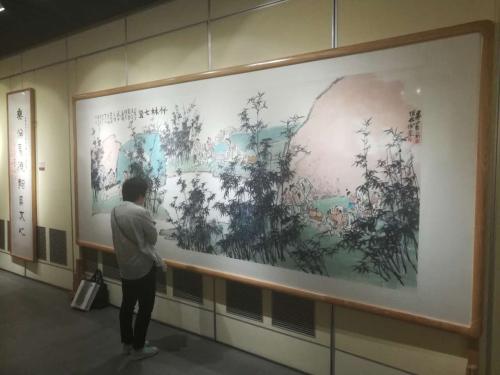 9月15日，吴悦石、杨华山、莫言合作创作的作品正式在北京孔庙和国子监博物馆展出。一名观众正在认真观看。上官云 摄