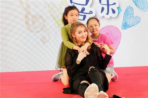 刘雪婧出席公益活动