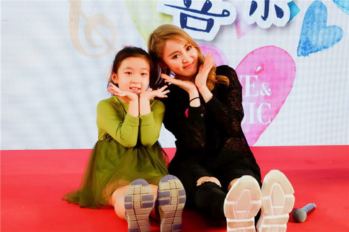 刘雪婧出席公益活动