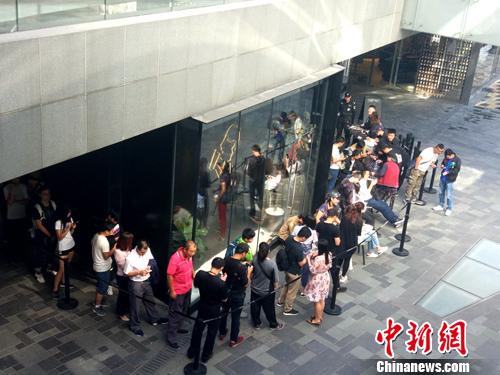 喜茶北京三里屯店门口排起长队。<a target='_blank' href='http://www.chinanews.com/' >中新网</a>记者 李金磊 摄