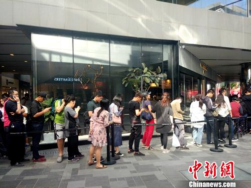 喜茶北京三里屯店门口排起长队,其中有不少“黄牛”代购。<a target='_blank' href='http://www.chinanews.com/' >中新网</a>记者 李金磊 摄