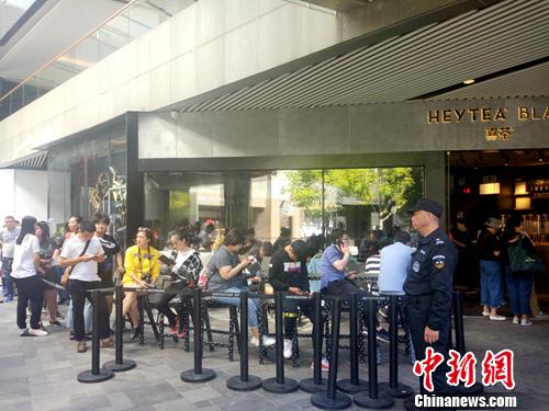 喜茶北京三里屯店门口排起长队。<a target='_blank' href='http://www.chinanews.com/' >中新网</a>记者 李金磊 摄