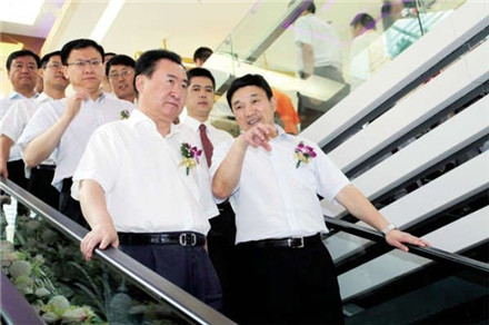 王思聪的父亲在广西开了一家酒店，开业当天，清一色豪车捧场！