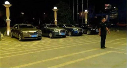 王思聪的父亲在广西开了一家酒店，开业当天，清一色豪车捧场！