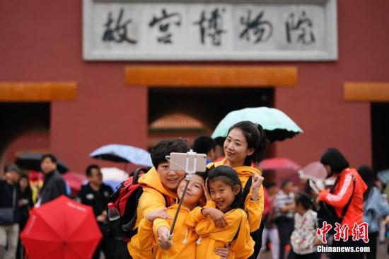 游客在故宫博物院游览。中新社记者 杜洋 摄