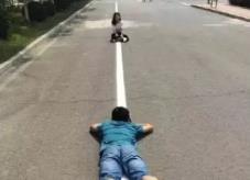 手机必须长俩眼睛吗?