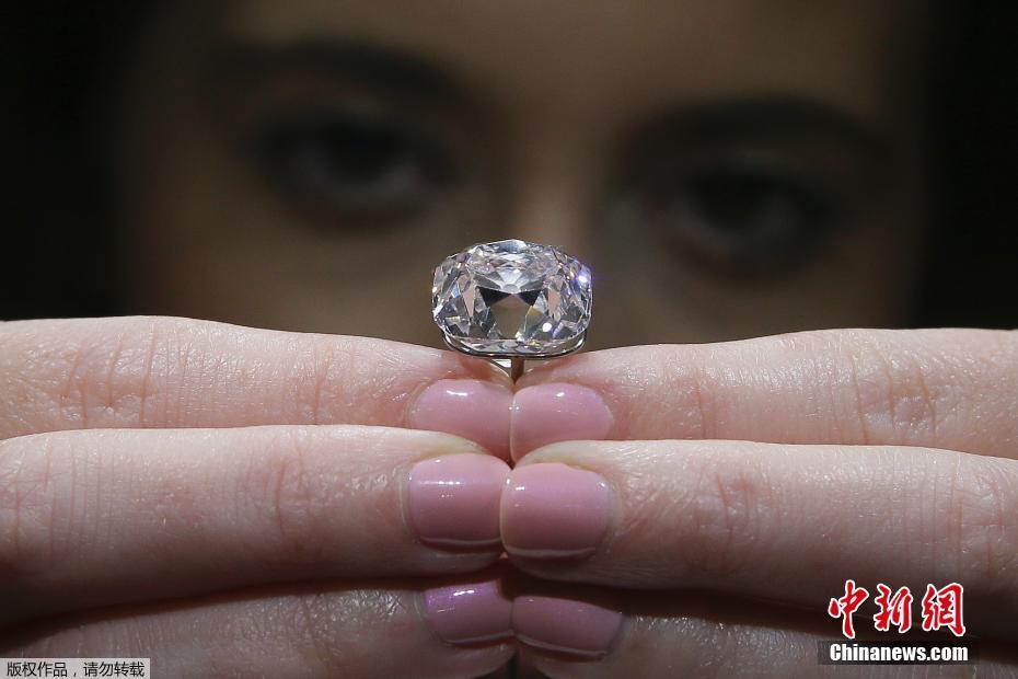 　　10月20日讯，据美国《世界日报》报道，一枚曾镶在多个皇冠上的巨大粉钻下个月14日将在日内瓦拍卖，届时可望以600万至900万美元高价落槌。